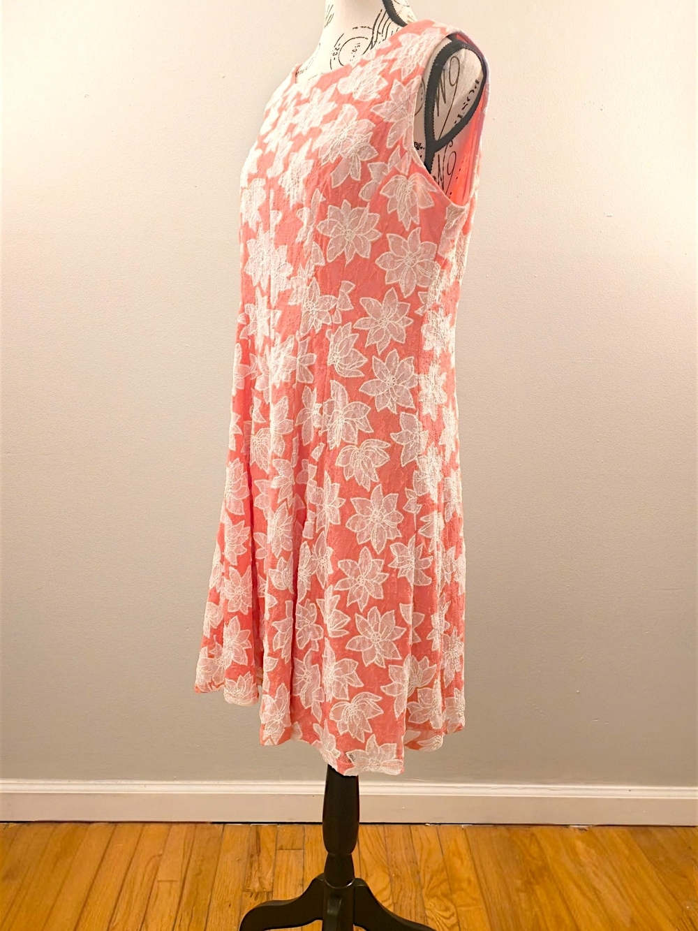 Sleeveless Coral Floral Midi Dress with White Lace Print - Picture 2 of 9